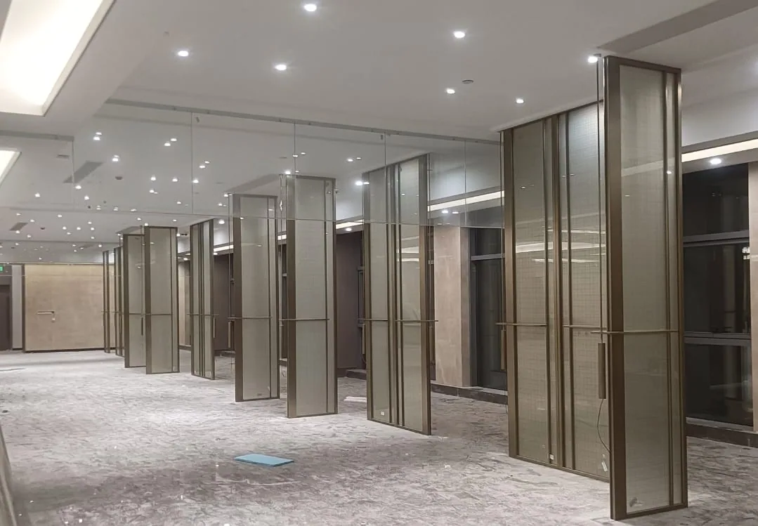 Luxury retail laminated glass metal mesh partition - Laminated Glass Metal Mesh